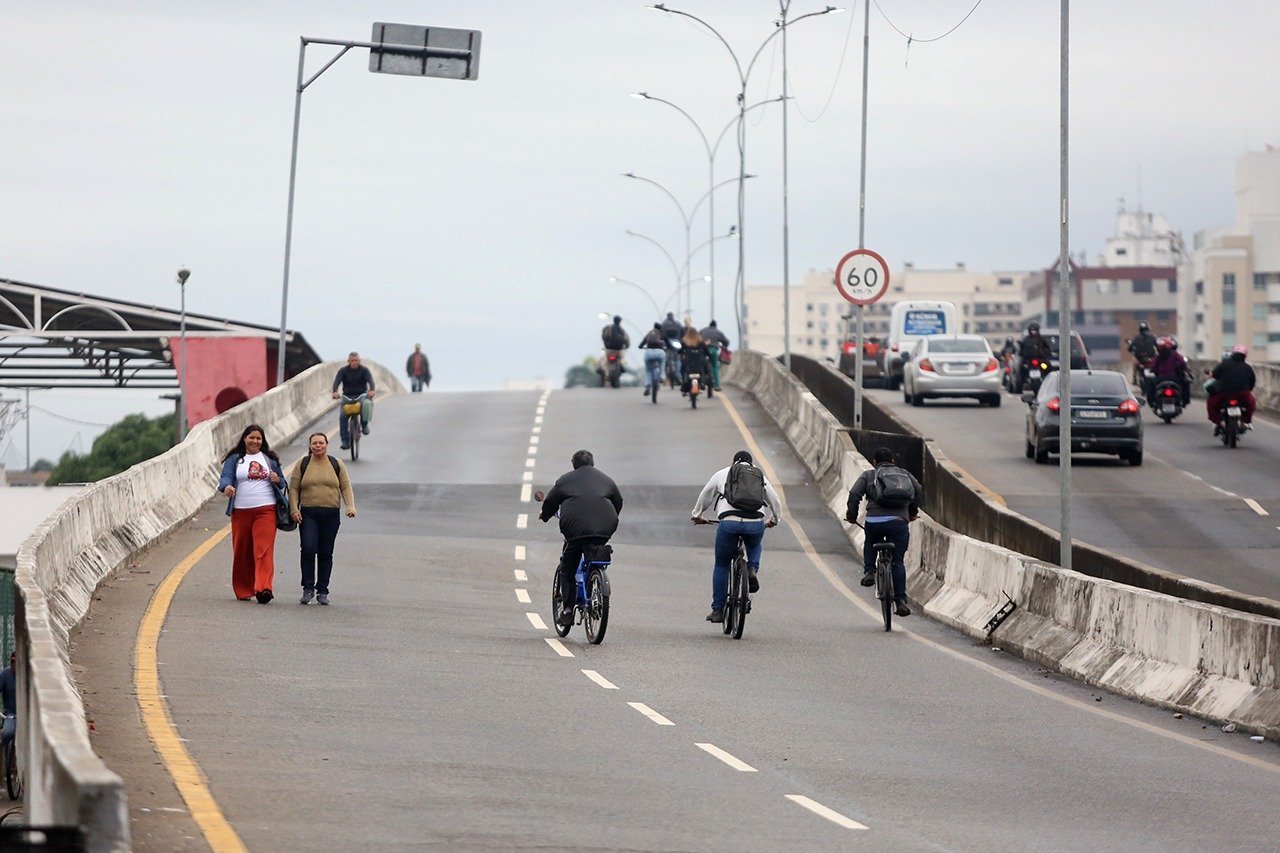 Campos reserva pista da Ponte Leonel Brizola para pedestres e ciclistas nos horários de pico