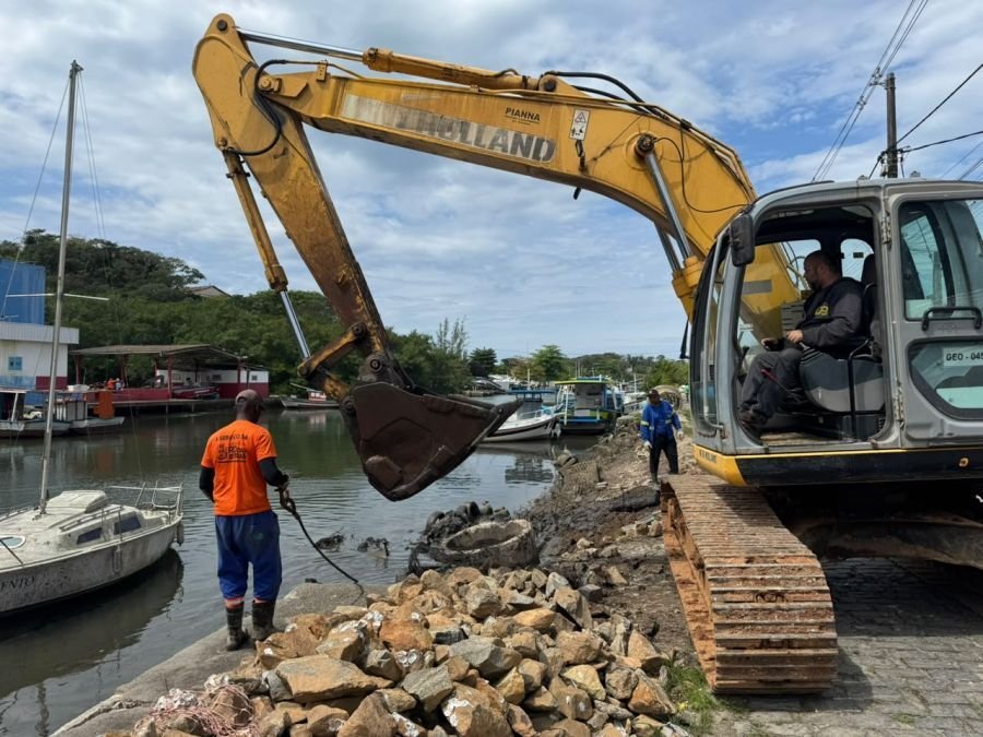 Obras contra erosão interditam Avenida Linda em Rio das Ostras