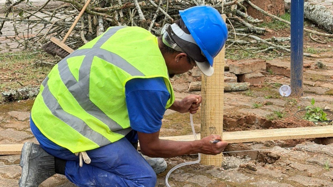 Barra do Piraí reforma praça em Dorândia com troca de bancos e recuperação da quadra
