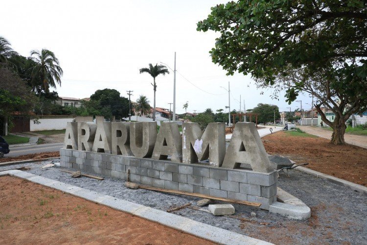 Praça de Iguabinha, em Araruama, recebe calçamento e pintura dos pergolados