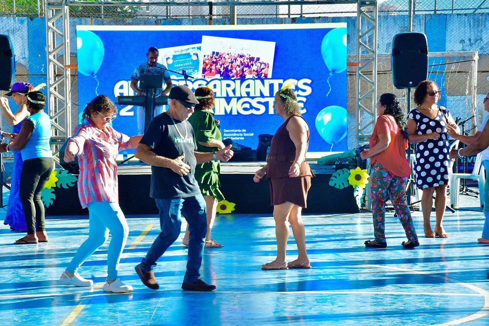 Baile da Melhor Idade reúne cerca de 300 idosos em Belford Roxo