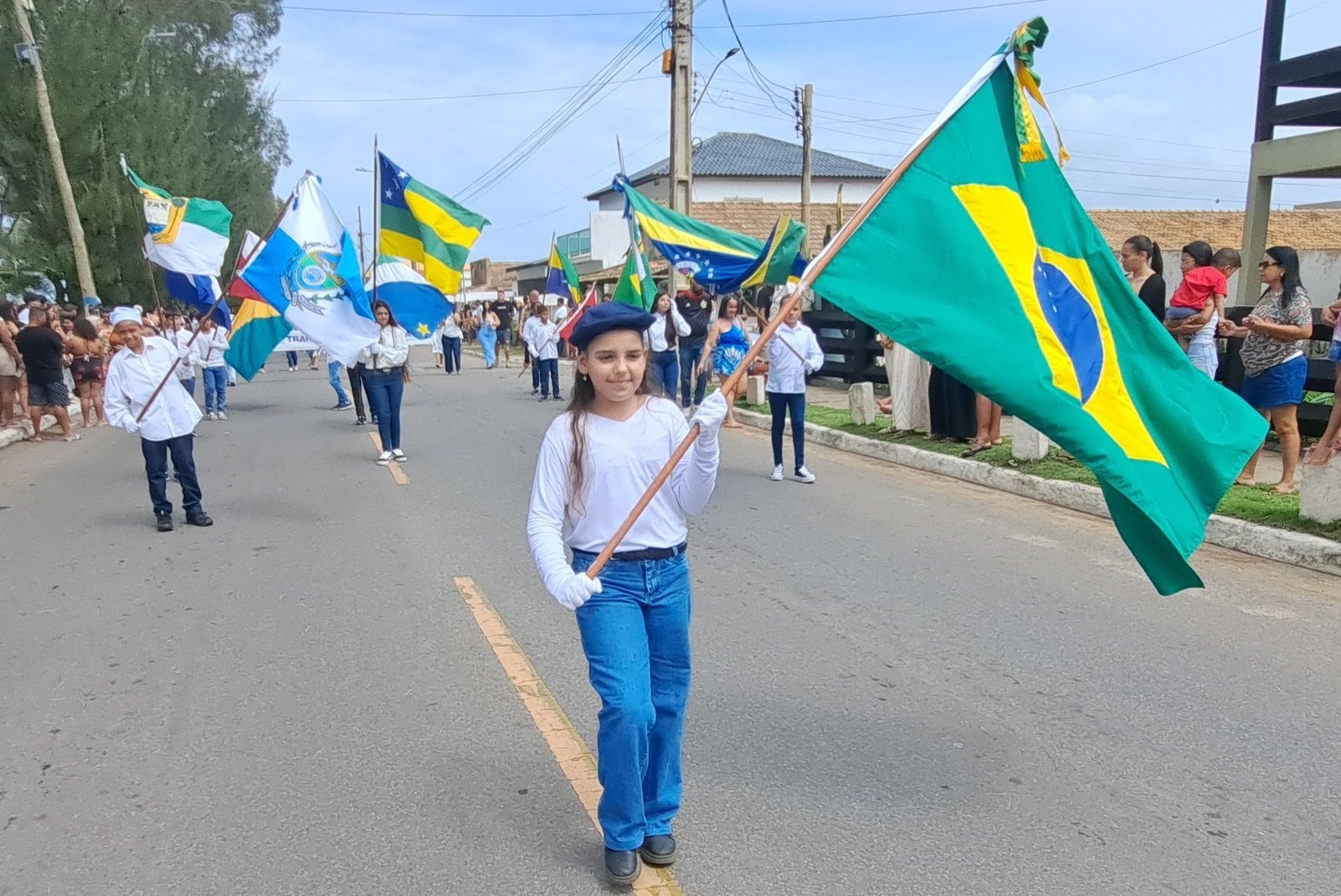 Campos reúne escolas em desfile no Farol e prevê atividades em mais três localidades