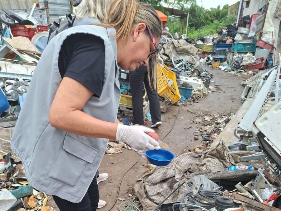 Rio das Ostras inspeciona ferro-velho para controlar mosquitos e outros vetores