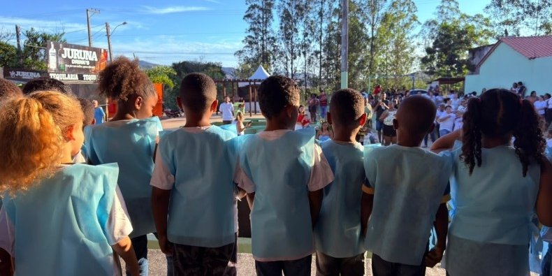 Alunos apresentam projeto de leitura na Festa da Nova Bom Jesus, em Bom Jesus do Itabapoana