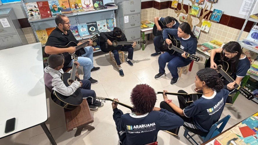 Alunos de Araruama aprendem violão nas escolas com o projeto Arte em Jogo