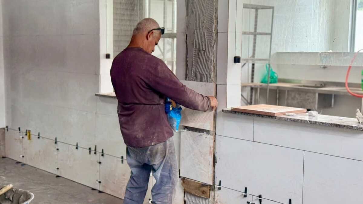 Reforma de escola em São Pedro da Aldeia inclui pisos, banheiros e reforço estrutural