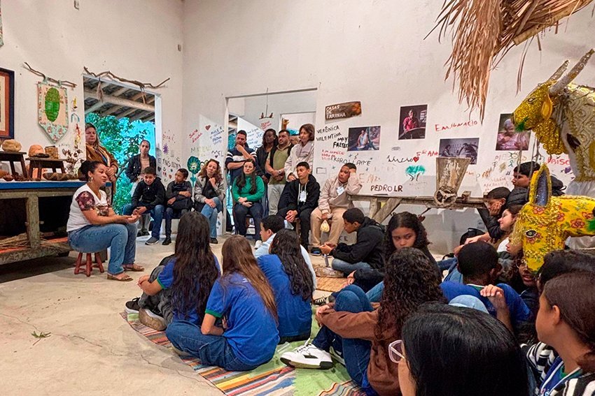 Alunos de São Francisco de Itabapoana estudam produção de farinha em visita a Quissamã