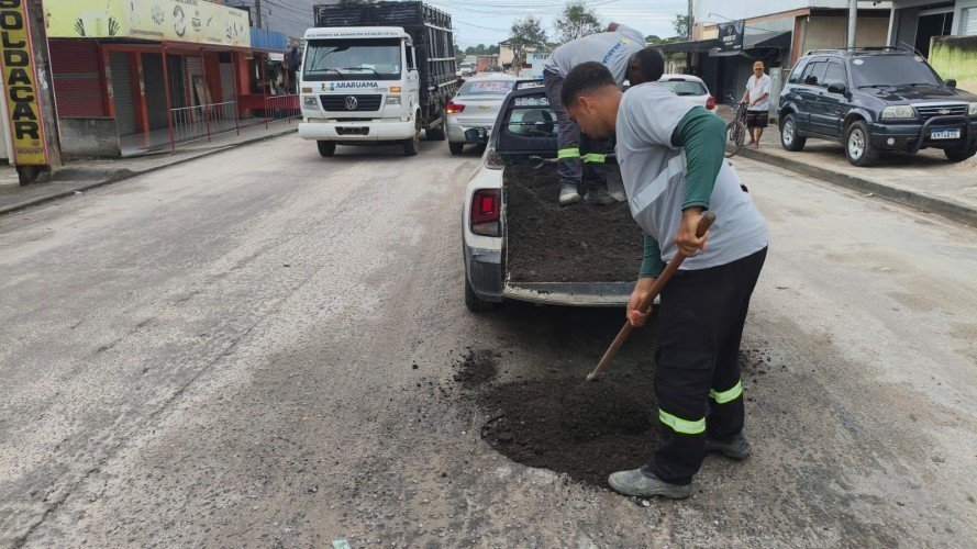 Araruama faz tapa-buracos em Itatiquara após desgaste do asfalto pelas chuvas