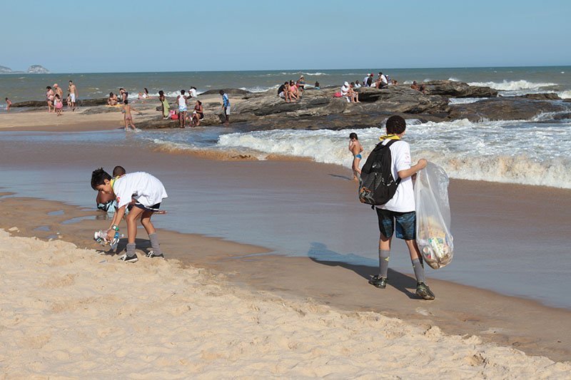 Praia dos Cavaleiros, em Macaé, terá ação de limpeza neste sábado às 8h30