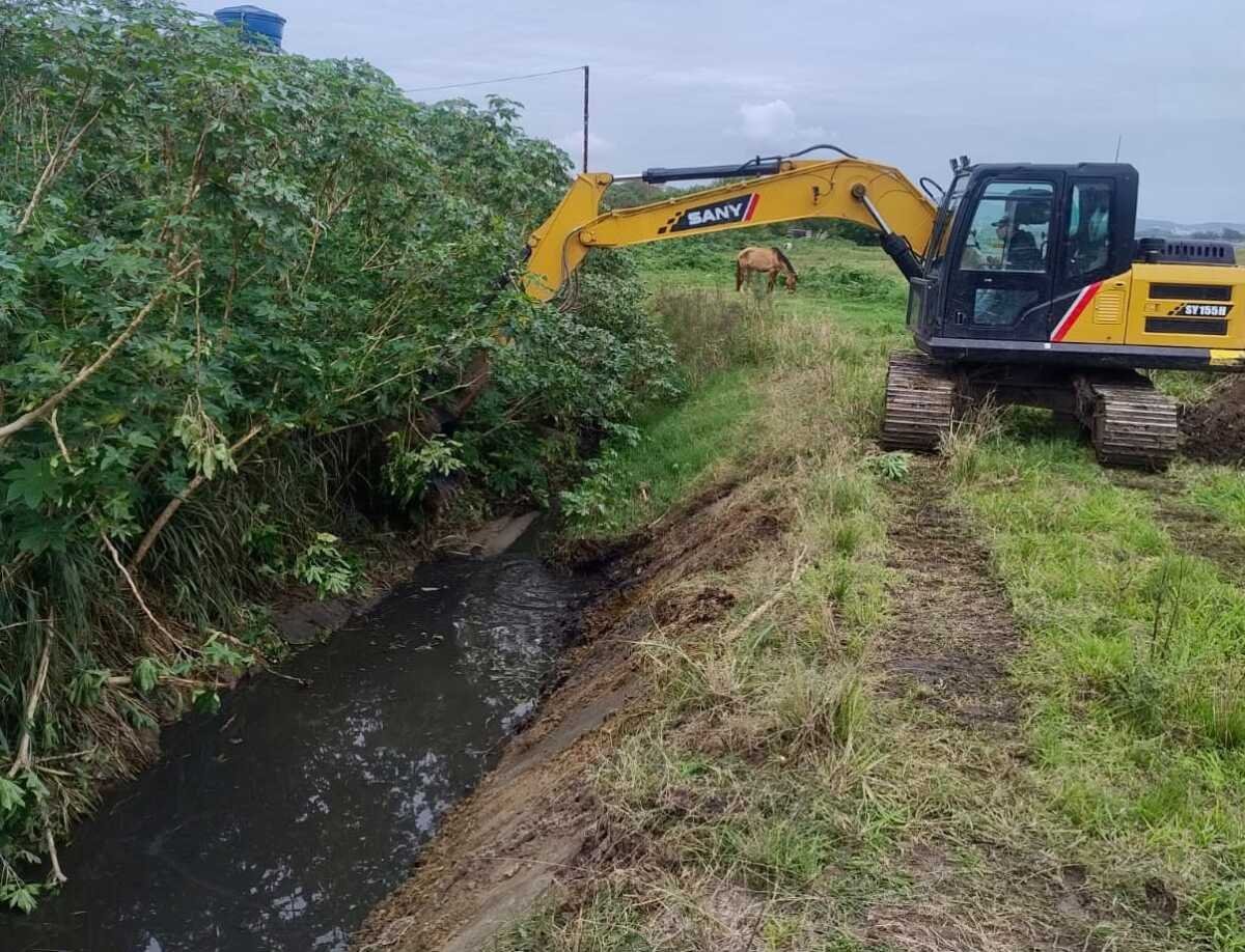 São Pedro da Aldeia faz limpeza de córrego no Baixo Grande e manutenção da drenagem