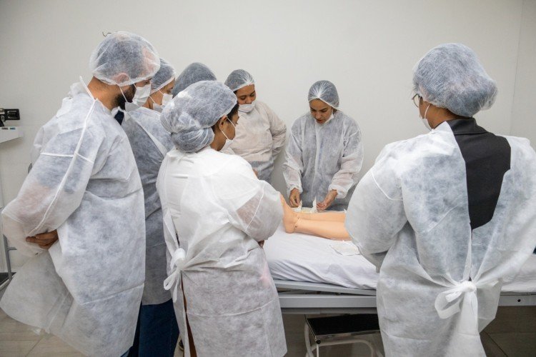Araruama capacita 15 profissionais de enfermagem em cateterismo vesical