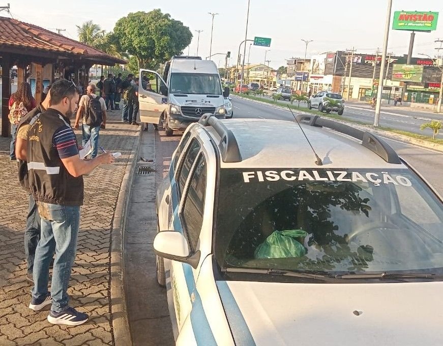 Fiscalização autua van por transporte irregular em Costazul, em Rio das Ostras