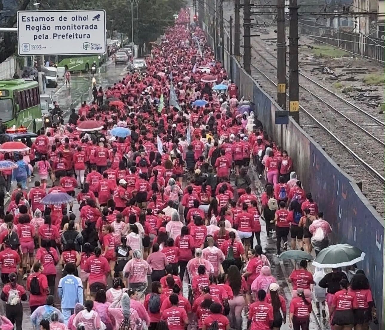 Pink Day reúne cerca de 20 mil pessoas em corrida e caminhada em Duque de Caxias