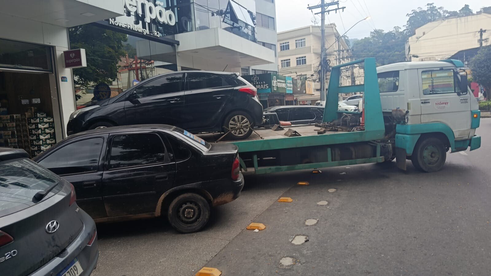 Nova Friburgo reforça fiscalização contra fila dupla no Paissandu